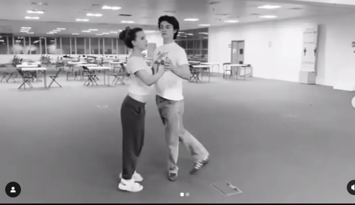 Momen latihan dansa Millie dengan Louis juga banjir pujian dari banyak netizen. Tak sedikit pula netizen yang terkesima dengan kelihaian keduanya saat berdansa. (Liputan6.com/IG/@milliebobbybrown)