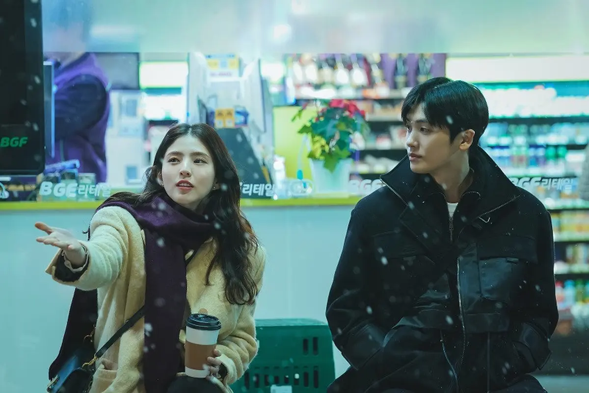 Park Hyung Sik dan Han So Hee dalam drama Soundtrack #1. (Foto: Disney+)