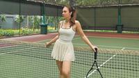 Lihat di sini gaya sporty Wulan Guritno saat main tenis. [@wulanguritno].