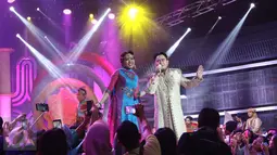 Nazar dan Soimah tampil saat Pesta Bollywood di Studio 5 Indosiar, Daan Mogot, Jakarta, Senin (6/3) Bintang serial drama  Ranveer & Ishani, Shakti Arora dan Radhika Madan ikut meramaikan acara tersebut.(Liputan6.com/Helmi Afandi) 