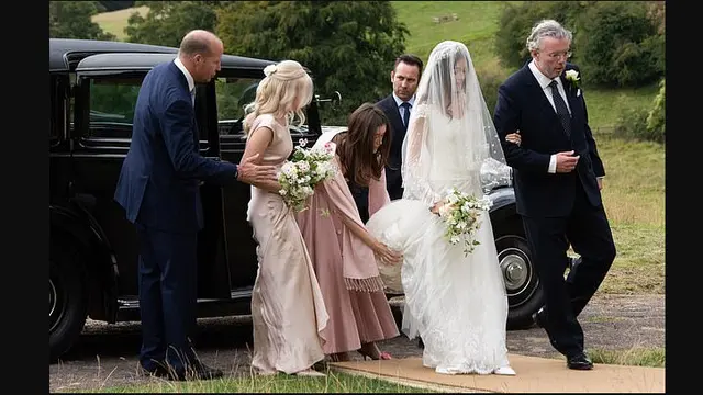 Lucy Rausing dan bapaknya menuju gereja.