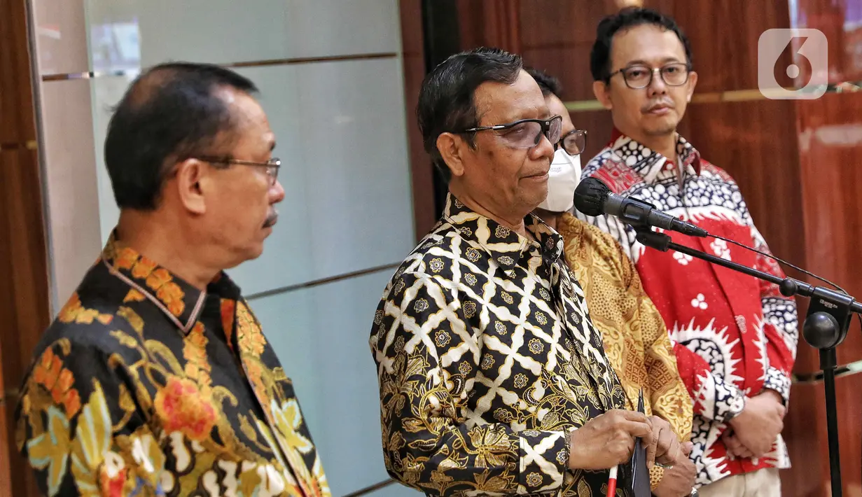 Menteri Koordinator Bidang Politik, Hukum, dan Keamanan (Menko Polhukam) Mahfud MD (kedua kiri) bersama Ketua Komnas HAM Ahmad Taufan Damanik (kiri) menyampaikan keterangan di sela penyerahan berkas laporan terkait investigasi tragedi Kanjuruhan di Kantor Menko Polhukam, Jakarta, Kamis (3/11/2022). Menko Polhukam mewakili Presiden Joko Widodo atau Jokowi menerima laporan terkait investigasi tragedi Kanjuruhan yang berisi rekomendasi untuk membekukan seluruh kegiatan PSSI. (Liputan6.com/Angga Yuniar)