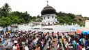 Sejumlah warga melaksanakan Salat Jumat di halaman Masjid Jami Quba, Pidie Jaya, Aceh, Jumat (9/12). Gempa berkekuatan 6,5 SR telah merobohkan ratusan bangunan termasuk Masjid Jami Quba. (Liputan6.com/Angga Yuniar)