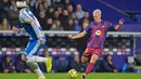 Upaya Barcelona untuk mencetak gol baru berbuah hasil saat pertandingan memasuki menit ke-86. Gol tercipta lewat tendangan keras Dani Olmo yang mengarah ke ke pojok kiri atas gawang Espanyol. Tampak dalam foto, gelandang Barcelona asal Spanyol, Daniel Olmo (kanan) melakukan tendangan saat pertandingan pekan ke-18 Liga Spanyol 2025/2026 melawan RCD Espanyol di Stadion RCDE, Sabtu 3 Januari 2026 waktu setempat atau Minggu (4/1/2026) dini hari WIB. (MANAURE QUINTERO/AFP)