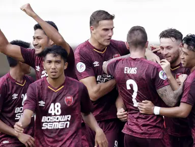 Para pemain PSM Makassar merayakan gol yang dicetak oleh Wiljan Pluim ke gawang Lao Toyota FC pada laga Piala AFC 2019 di Stadion Pakansari, Bogor, Rabu (13/3). PSM menang 7-3 atas Lao. (Bola.com/M. Iqbal Ichsan)