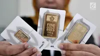 Wujud  emas  batangan yang dijual di gerai PT Aneka Tambang TBK (Antam), Jakarta, Senin (24/6/2019). Harga emas Antam naik Rp 3.500 per gram menjadi Rp 702.500 ribu per gram dari sebelumnya Rp 699 ribu per gram. (merdeka.com/Iqbal Nugroho)