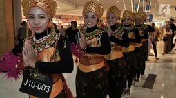 Penari berkostum tradisional menari dalam perhelatan Indonesia Menari 2018 di Grand Indonesia, Jakarta, Minggu (11/11). Sebanyak 4.200 orang mengikuti Indonesia Menari yang berlangsung di Jakarta, Bandung, Solo dan Semarang (Merdeka.com/ Iqbal S. Nugroho)