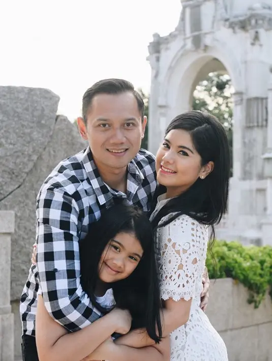Almira Tunggadewi Yudhoyono, cucu SBY kelahiran 17 Agustus 2008 tengah dipeluk mesra kedua orang tuanya, Almira tampak begitu bahagia berada di dekapan orang tercintanya. (Liputan6.com/IG/@annisayudhoyono)