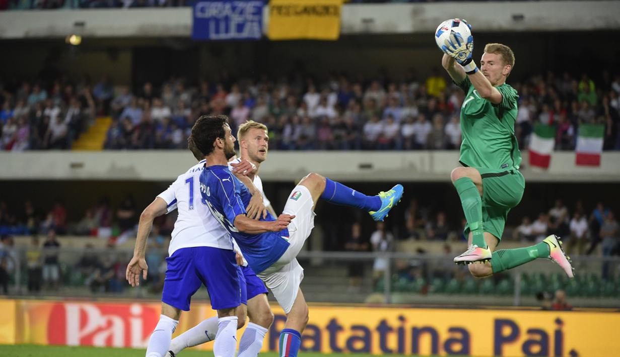 Kiper Finlandia, Lukas Hradecky, mengamankan gawangnya dari serangan pemain Italia pada laga persahabatan di Stadion Marc'Antonio Bentegodi, Verona, Selasa (7/6/2016) dini hari WIB. (AFP/Olivier Morin)