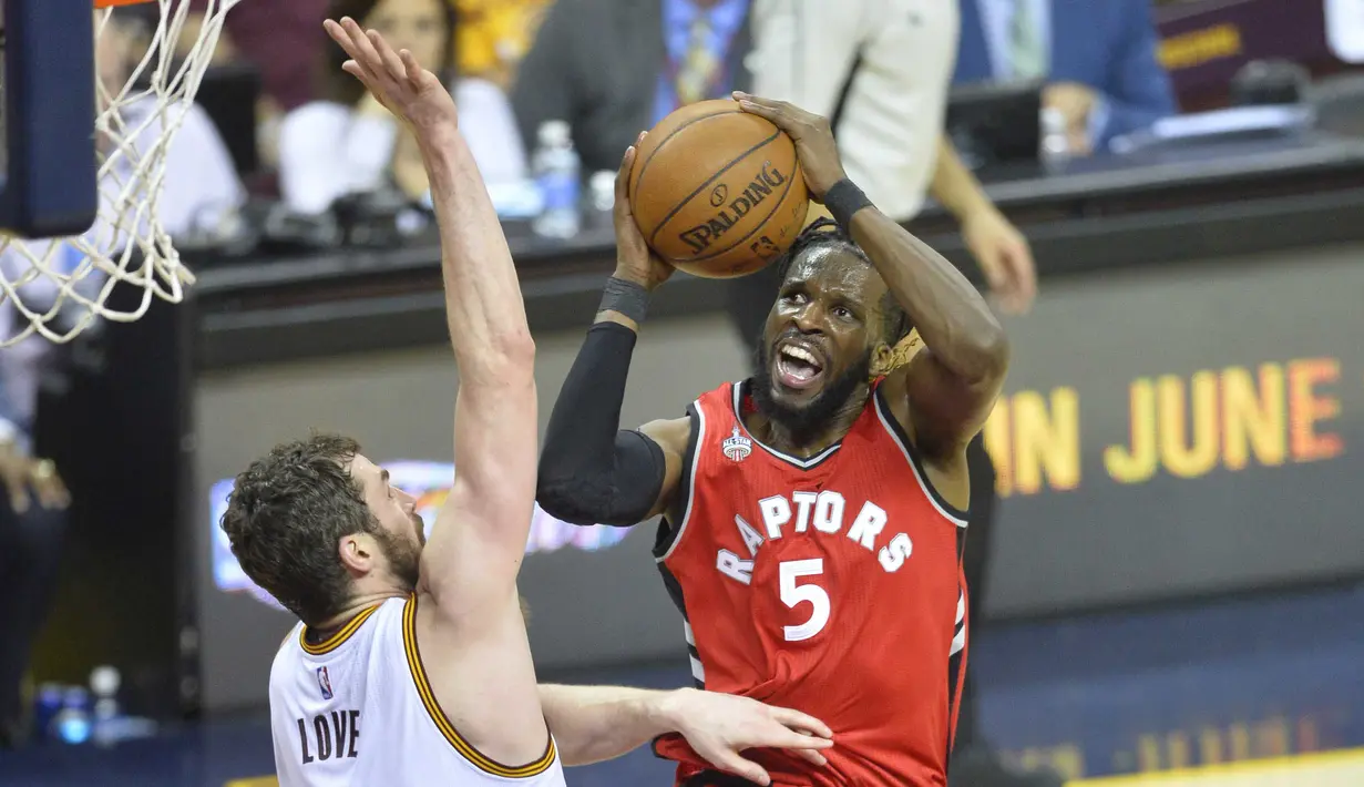 Pemain Raptors, DeMarre Carroll #5 melakukan tembakan saat dihadang pemain Cleveland, Kevin Love #0 pada  Final wilayah Timur NBA Playoffs di  Quicken Loans Arena. Jumat (20/5/2016). Cavs menang 108-89. (Mandatory: David Richard/USA Today Sports)