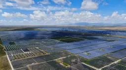 Foto hasil bidikan dari udara yang diabadikan pada 17 Agustus 2020 ini menunjukkan pembangkit listrik tenaga surya di kawasan pengembangan industri hijau di Prefektur Otonom Etnis Tibet Hainan, Provinsi Qinghai, China barat laut. (Xinhua/Zhang Long)