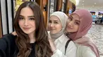 Syifa Hadju, Kesha Ratuliu, dan Margin Wieheerm tampil dengan busana yang simpel. Meski Syifa hanya pakai sweater, Kesha memakai kemeja putih dan Margin pakai baju kaus, namun penampilan ketiganya tetap stylish. Polesan makeup natural membuat Syifa, Kesha, dan Margin jadi makin cantik. Sudah jadi ibu, kebersamaaan Kesha dan Margin Wieheerm seperti ABG di foto ini. (Liputan6.com/IG/@kesharatuliu05)