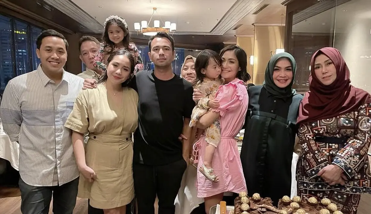 Sedangkan Caca tampil dengan mini dress warna pink dengan gaya rambut barunya, short curly.Credit: Instagram (@rieta_amilia)