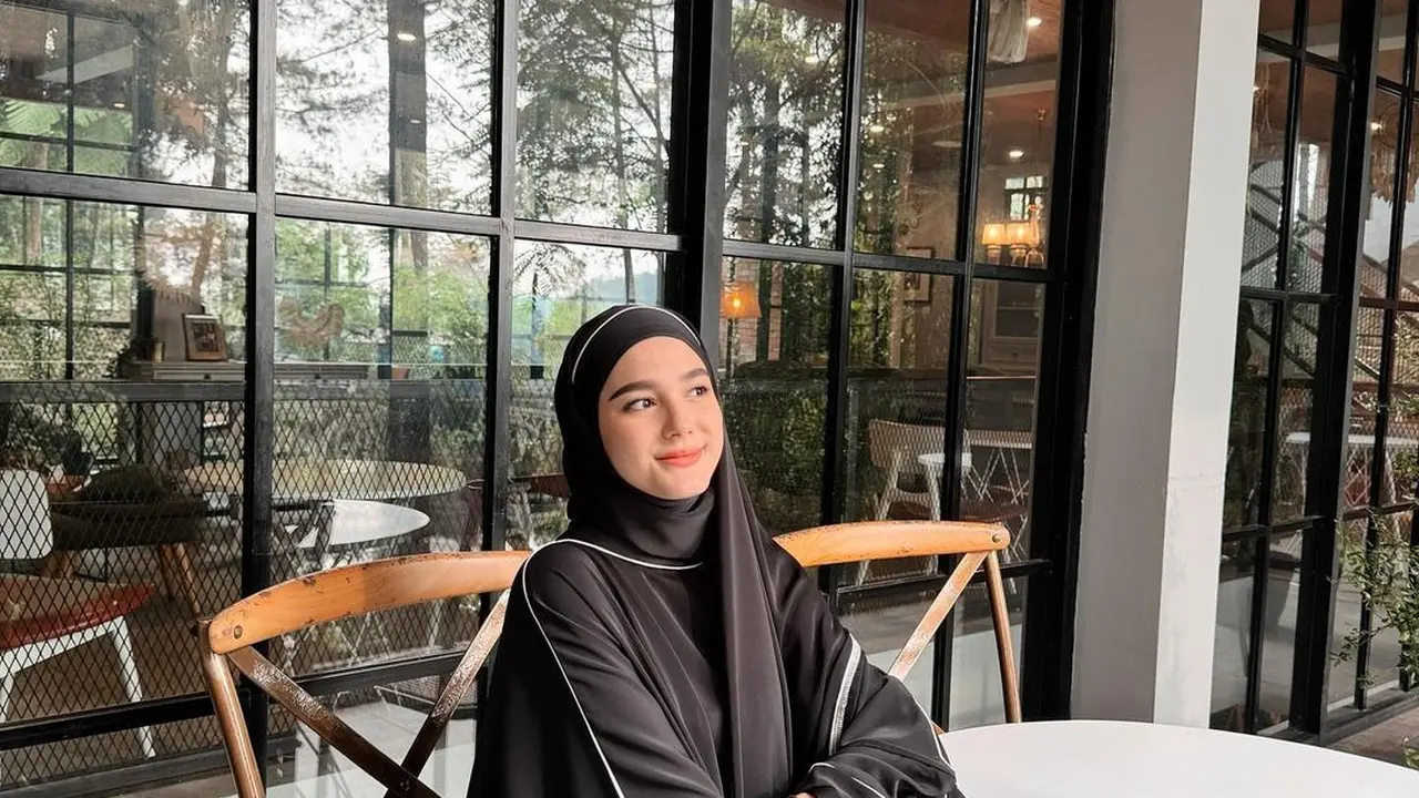 Potret Tampilan Terkini Yasmine Ow dengan Abaya dan Hijab yang Bikin Pangling