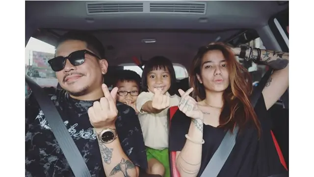 Dimas Akira juga sudah dekat dengan anak-anak Sheila, ia kerap menghabiskan waktu bersama.