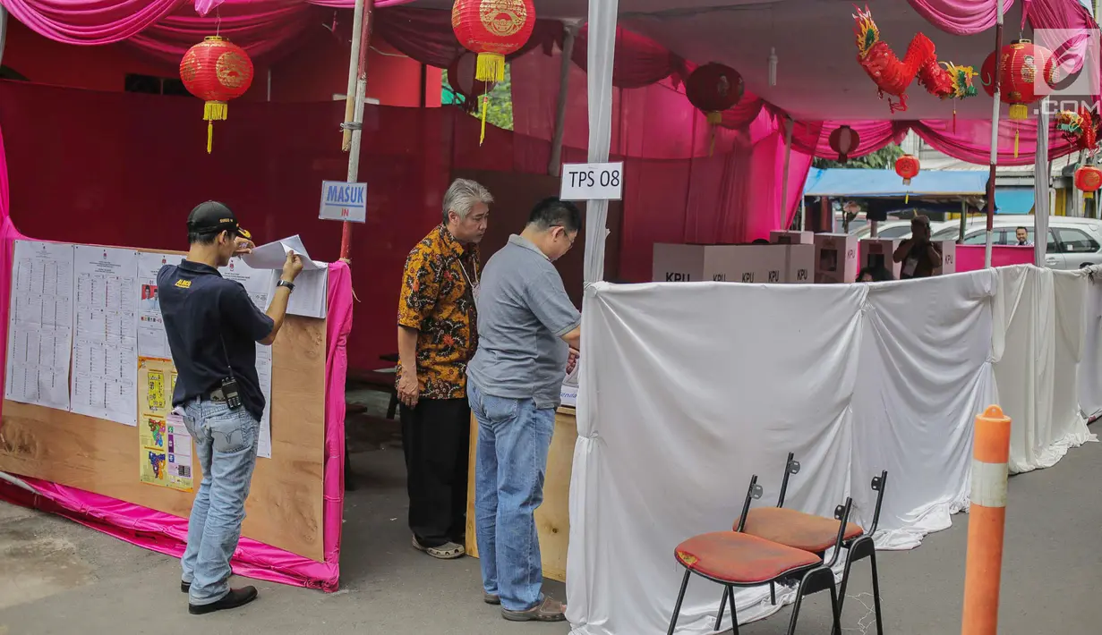 Warga mendaftar saat akan mencoblos di TPS 08 Petak Sembilan, Glodok, Jakarta, Rabu (17/4). TPS 08 Petak Sembilan mengambil tema budaya Tionghoa untuk menarik minat pemilih dan menekan angka golput. (Liputan6.com/Faizal Fanani)