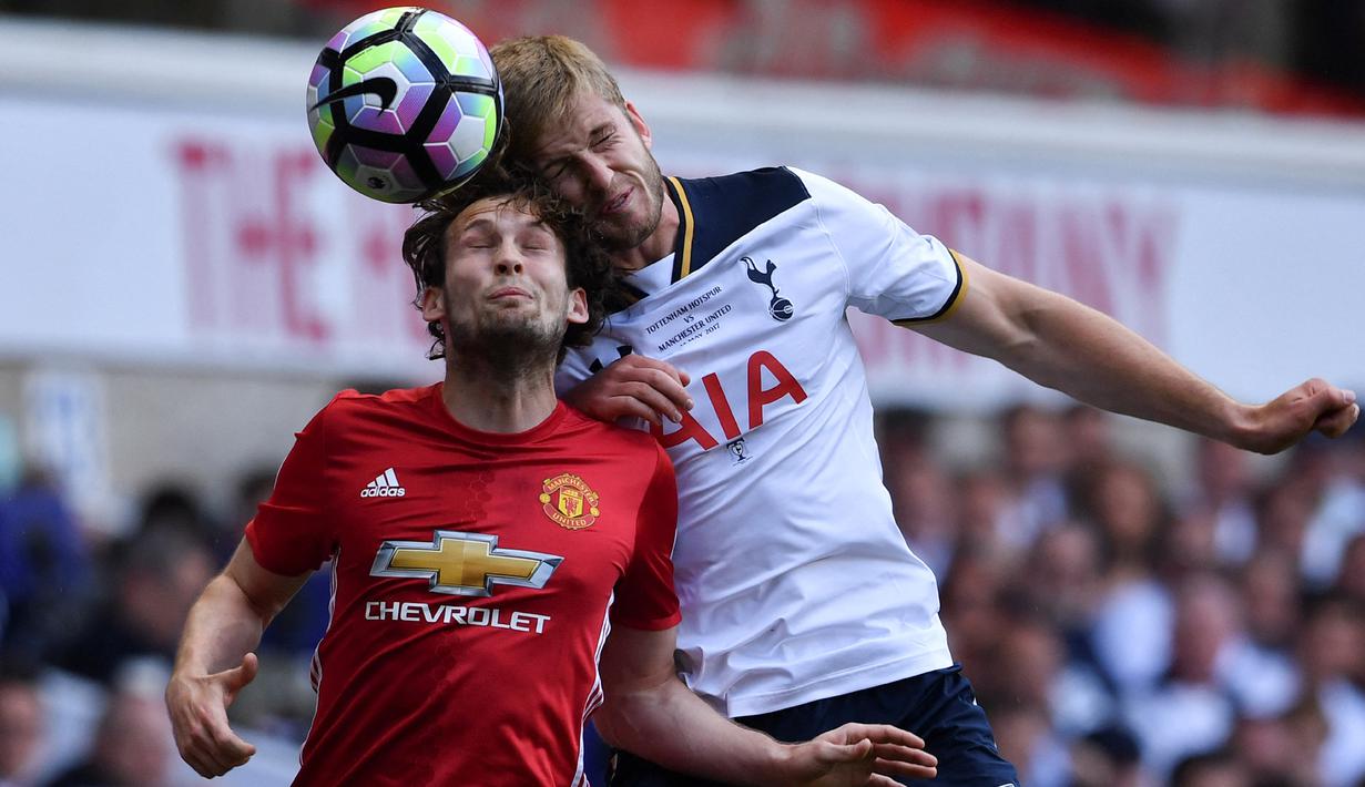 Daley Blind. Selalu menjadi andalan di lini pertahanan saat Louis van Gaal membesut Manchester United sejak 2014, ia justru terabaikan saat Setan Merah diambil alih Jose Mourinho. Pada 2018 ia kembali ke Ajax dan berhasil meraih 5 trofi juara hingga kini. (AFP/Ben Stansall)