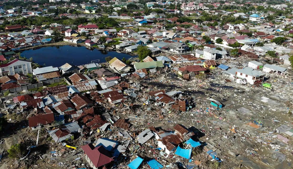 Pandangan udara menunjukkan kehancuran yang diakibatkan gempa dan tsunami di Palu, Sulawesi Tengah, Senin (1/10). Tsunami yang menerjang Palu dan Donggala berkecepatan 200-400 Km/jam. (JEWEL SAMAD/AFP)