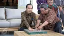 Presiden Joko Widodo saat meletakkan tangannya kearah tempat pencetakan di Istana Merdeka, Jakarta, Selasa (13/10/2015). Cetakan tersebut akan diletakkan di Taman Pintar Yogyakarta. (Liputan6.com/Faizal Fanani)