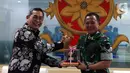 Corporate Secretary SCTV dan Indosiar Gilang Iskandar menerima cendera mata dari Panglima Komando Cadangan Strategis Angkatan Darat (Kostrad) Letnan Jenderal TNI Besar Harto Karyawan beserta jajaran usai melakukan Audiensi di Mako Kostrad, Gambir, Jakarta, Selasa (29/10/2019). (Liputan6.com/Johan Ta