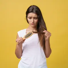 Faktor yang mempengaruhi rambut rontok tidak hanya dari internal seperti genetik dan perubahan hormonal, tetapi juga dari eksternal seperti kebiasaan buruk. (Foto/dok: Freepik/benzoix)