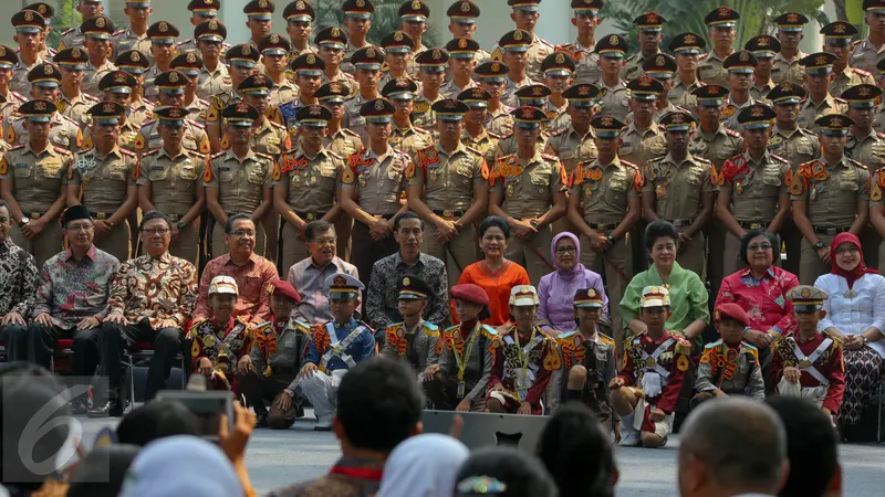 20150818-Jokowi Undang Paskibraka dan Taruna Akmil Akpol di Istana Bogor