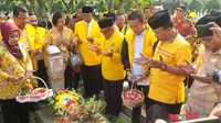 Petinggi Partai Golkar tengah berdoa di salah satu makam pahlawan di TMP Kalibata, Jakarta Selatan untuk memperingati hari ulang tahun (HUT) ke-51 partai tersebut, Selasa (20/10/2015). (Liputan6.com/Nafiysul Qodar).