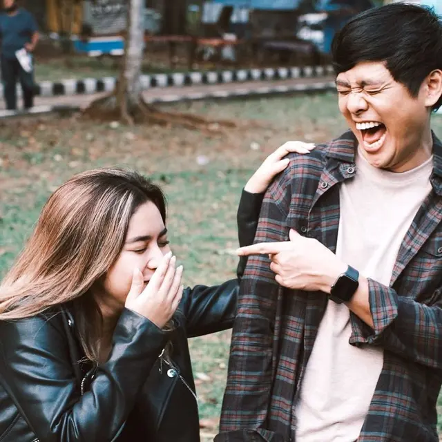 6 Potret Kebersamaan Para Pemain Miniseri Magic in Love SCTV