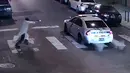 Sebuah gambar yang diambil dari rekaman video CCTV menunjukkan seorang pria bersenjata mendekati mobil polisi yang sedang berpatroli pada jam malam di Philadelphia, Pennsylvania, USA (8/1). (REUTERS/Philadelphia Police Department/Handout)