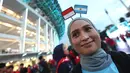 Seorang suporter wanita mengenakan bando bendera Indonesia dan Argentina berpose di depan fotografer sebelum laga FIFA Matchday antara Timnas Indonesia melawan Argentina di Satdion Utama Gelora Bung Karno (SUGBK), Senayan, Jakarta, Senin (19/06/2023). (Bola.com/Bagaskara Lazuardi)