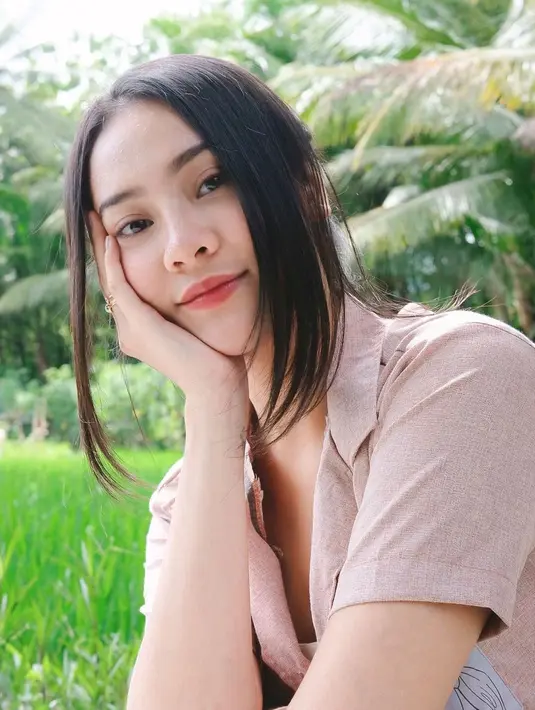 Lebih lanjut Anya mengatakan kalau ia tidak pernah melakukan operasi plastik dalam bagian tubuhnya. Di usianya yang masih muda, Anya mengaku belum berani melakukannya. (Instagram/anyageraldine)