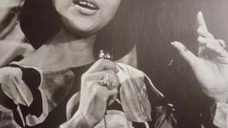 Untuk generasi sekarang, mungkin karya-karya Titiek Puspa kurang familiar. Namun, pada era 50-an hingga 70-an, suara pemilik nama asli Sudarwati ini selalu bergema di radio-radio. Jika dilihat saat ini, pesona dan energinya pun seolah tak kalah dari artis-artis muda. (Liputan6.com/IG/@titiekpuspa_official)