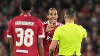 Bek Liverpool, Virgil van Dijk beradu argumen dengan wasit di laga melawan Real Madrid di Liga Champions, 5 November 2025. (AP Photo/Jon Super)