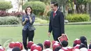 Presiden Joko Widodo didampingi Najwa Shihab saat mendongeng didepan puluhan pelajar di halaman tengah Istana, Jakarta, Rabu (17/5). (Liputan6.com/Angga Yuniar)