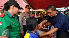 Kapolresta Depok AKBP Dwiyono mengecek tes pemeriksaan kesehatan sopir bus Lebaran di terminal Depok, Senin (13/7/2015). Puluhan bus termasuk sopir yang berada di terminal Depok melakukan pengecekan tes kesehatan dan urine. (Liputan6.com/Yoppy Renato)