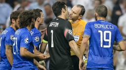 Gianluigi Buffon terlibat adu argumen keras dengan wasit yang memimpin laga Liga Champions melawan Real Madrid FC di Santiago Bernabeu pada Mei 2015 lalu.  ( AFP/Dani Pozo )