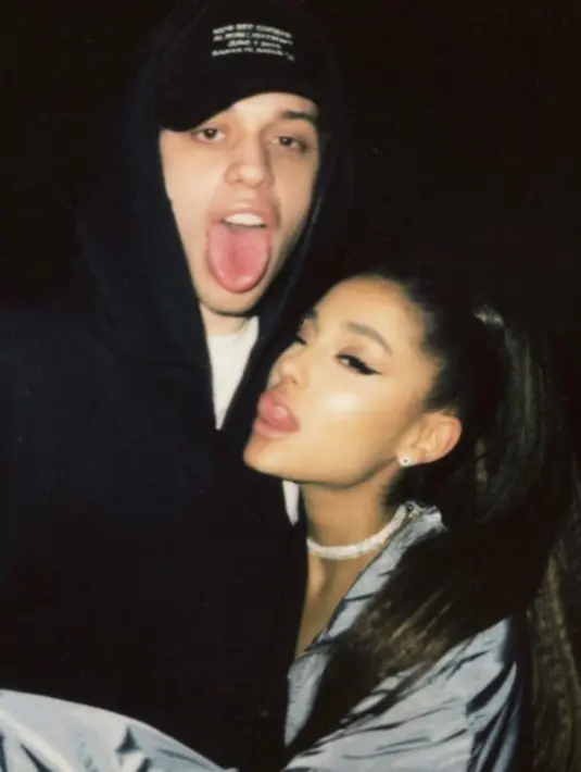 Di akhir bulan, rumor mengatakan bahwa Ariana Grande dan Pete Davidson sudah berkencan. (instagram/arianagrande)