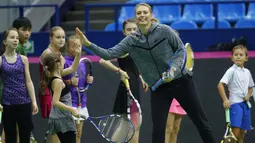 Petenis putri Rusia, Maria Sharapova, memberikan pelatihan tenis kepada anak-anak di Moskow, Rusia, (5/2/2016). (AFP/Andrei Golovanov)