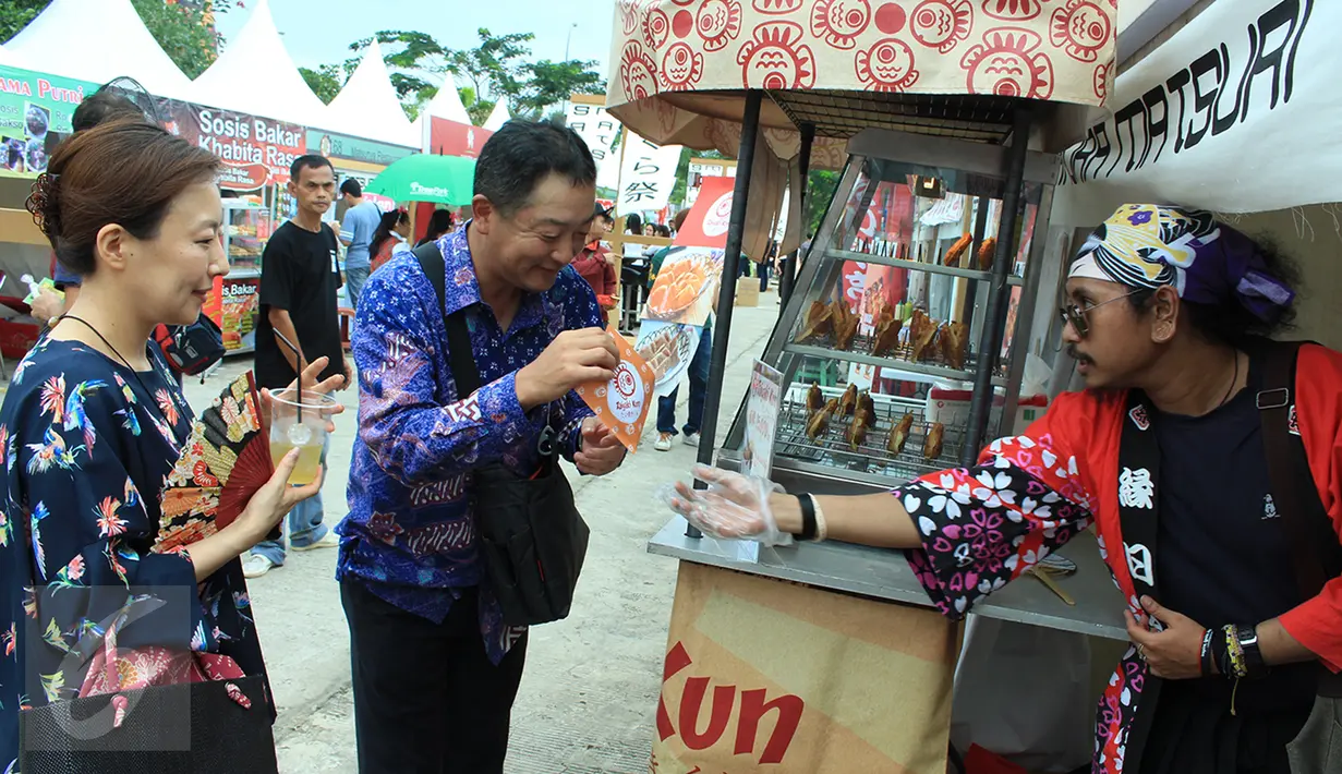Pengunjung membeli makanan saat mengunjungi Orange County Sakura Matsuri di Lippo Cikarang, Sabtu (8/4). Acara ini digelar sebagai bentuk upaya membangun persahabatan Indonesia Jepang. (Liputan6.com/Fery Pradolo)