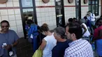 Antrean fans saat mendapatkan tiket pemakaman petinju legendaris Muhammad Ali di Freedom Hall, Louisville, Kentucky, Selasa (7/6). Keluarga menyiapkan 14.000 tiket untuk acara pemakaman Muhammad Ali pada 10 Juni mendatang. (REUTERS/John Sommers II)