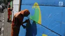 Petugas PPSU Kelurahan Kuningan Timur membuat lukisan mural bertema Asian Games 2018 di Jalan Perintis, Jakarta, Kamis (5/7). Mural tersebut untuk menyambut dan memeriahkan pelaksanaan Asian Games 2018. (Liputan6.com/Arya Manggala)