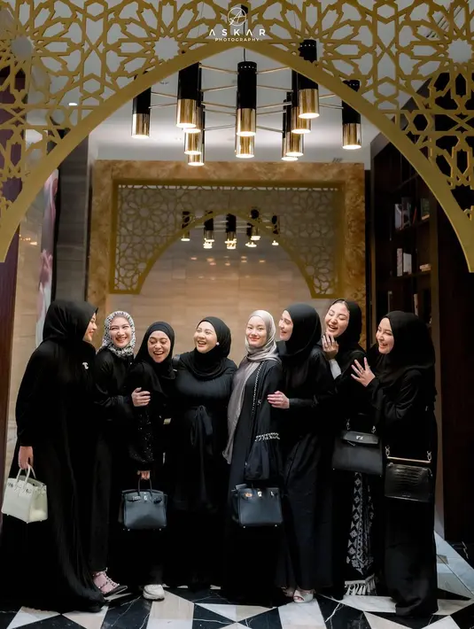 Dinda Hauw tampil effortless kenakan kaftan dan hijab satin berwarna kecoklatan [@kesharatuliu05]