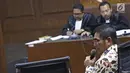 Mantan Hakim MK Hamdan Zoelva memberi keterangan pada sidang peninjauan kembali (PK) di Pengadilan Tipikor, Jakarta, Rabu (31/10). Sidang beragendakan mendengarkan keterangan saksi ahli yang dihadirkan pemohon. (Liputan6.com/Herman Zakharia)