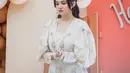 Ulang tahun Syifa Hadju dirayakan dengan mengenakan dress cantik berwarna putih. Dress lengan panjang bermotif floral ini membalut tubuh Syifa Hadju dengan sangat baik. [Foto: Instagram/syifahadju]