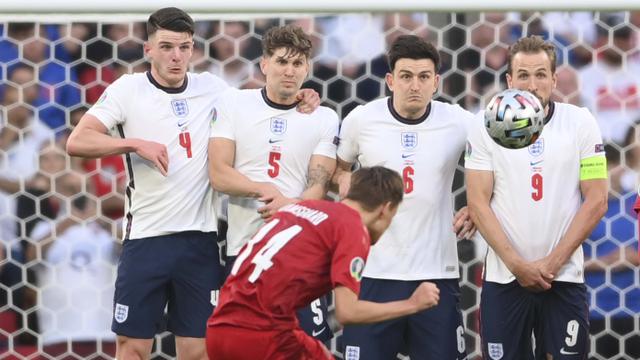 Foto Piala Eropa: Dua Gol Tersaji di Babak Pertama Semifinal Euro 2020 Inggris Melawan Denmark