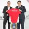 Pengangkatan Herdman sebelumnya telah lebih dulu diumumkan melalui media sosial federasi pada 3 Januari 2026 silam. Tampak dalam foto, Pelatih kepala baru tim nasional sepak bola Indonesia, John Herdman (kiri), dan Ketua Persatuan Sepak Bola Seluruh Indonesia (PSSI), Erick Thohir memegang jersey saat konferensi pers di Jakarta, Selasa 13 Januari 2026. (AP Photo/Achmad Ibrahim)