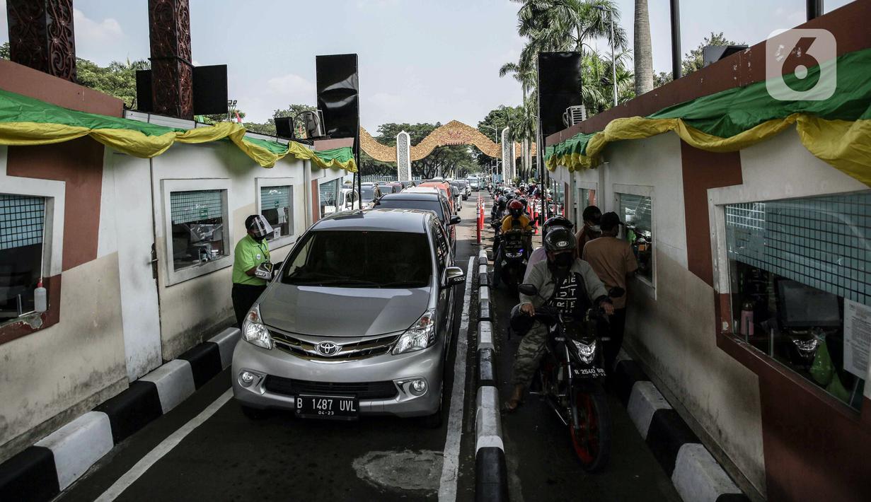 Pengunjung bermobil dan bersepeda motor antre untuk masuk ke Taman Mini Indonesia Indah (TMII), Jakarta, Sabtu (15/5/2021). Selama libur Lebaran, pengelola TMII memberlakukan protokol kesehatan secara ketat. (Liputan6.com/Faizal Fanani)