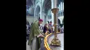 298 lilin dinyalakan di Katedral Saint Bavo, Haarlem, (20/7/2014), untuk mengenang dan menghormati para korban jatuhnya pesawat Malaysia Airlines MH-17. (REUTERS/Paul Vreeker)