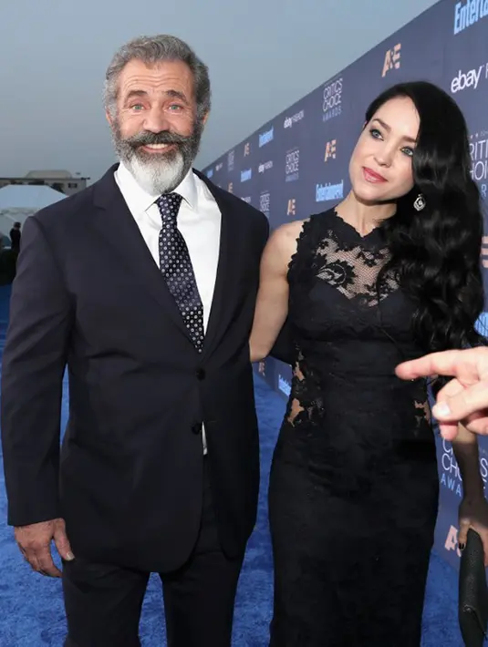 Menyebut nama Regis dan Remis, pasangan Mel dan Ross menjadi bingung. Namun kedua nama itu menjadi petunjuk bahwa jenis kelamin anak mereka adalah laki-laki. (AFP/Bintang.com)