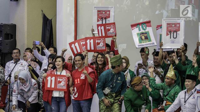 Tak Mau Kalah dengan Suporter Bola, Peserta Parpol Bawa Poster Nomor Urut